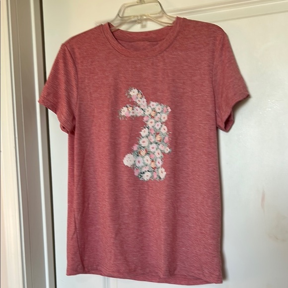 NWOT dusty red tee with Easter Bunny shape of pretty flowers & leaves Size M - Picture 1 of 8